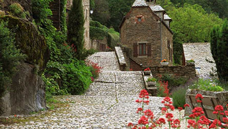 Une calade fleurie de Belcastel