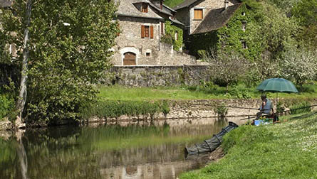 Pêcheur au bord de l'Aveyron à Belcastel