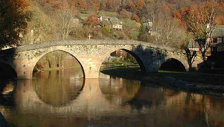 Vue du pont sur l'Aveyron qui traverse le village de Belcastel