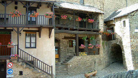 Anciennes maisons fleuries du village de Belcastel