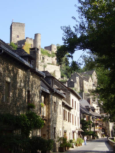La rue principale de Belcastel surmonté par le château